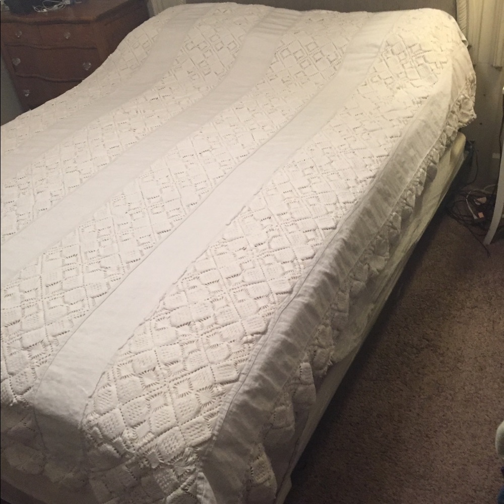 Beautiful Vintage Crocheted Coverlet-Bedspread